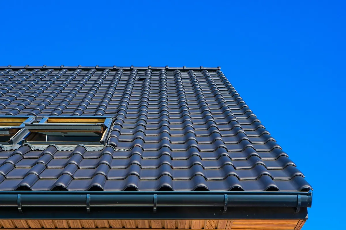 Eingebautes Dachfenster in einer Ziegeleindeckung