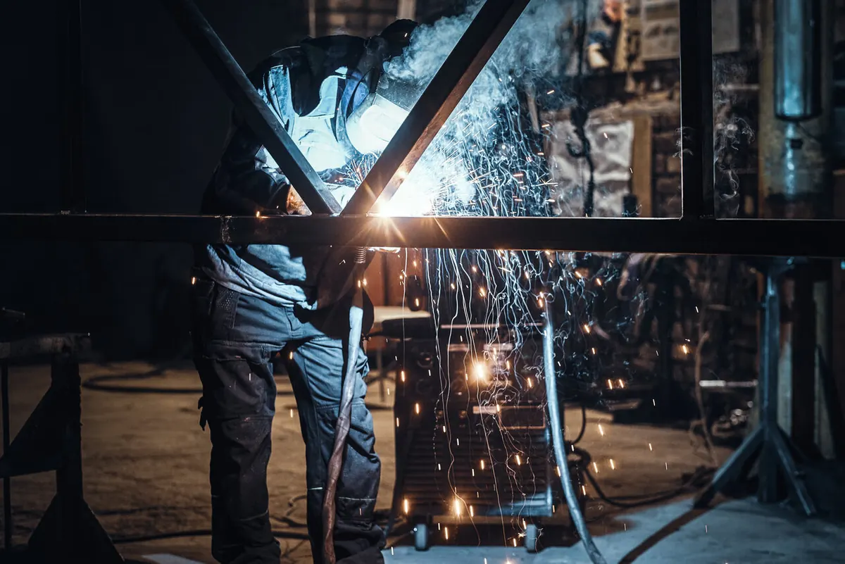 Spenglerarbeiten an Metallteilen des Daches