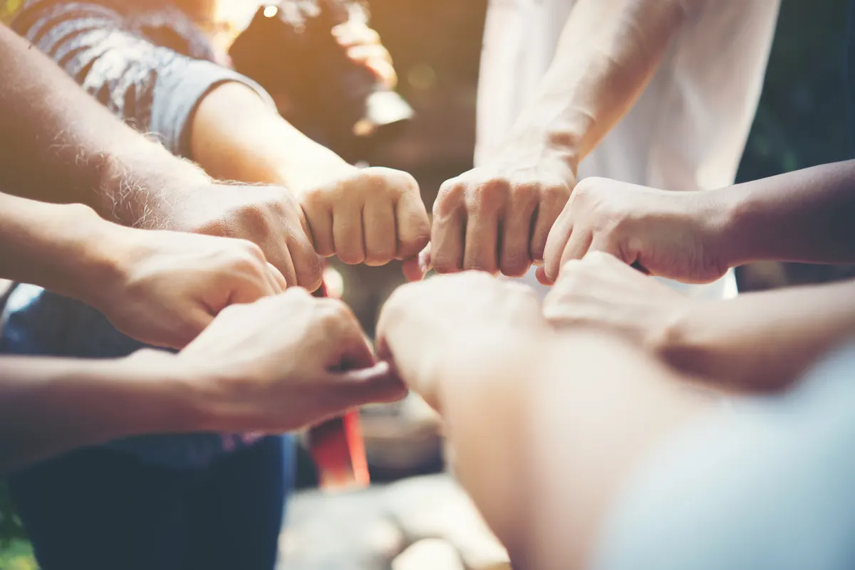 Handwerker-Team nach abgeschlossener Dacharbeit